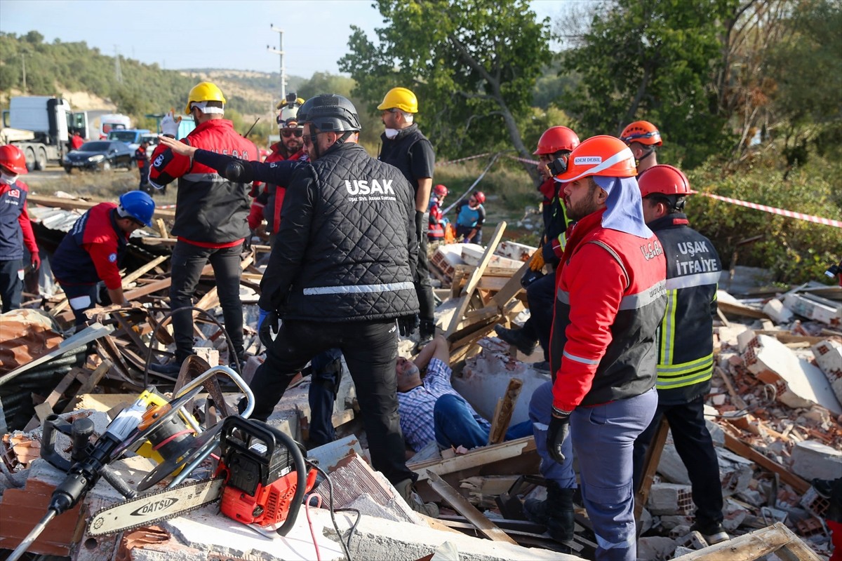  Uşak genelinde, Uluslararası Afet Risklerinin Azaltılması Günü dolayısıyla 5,8 büyüklüğünde...