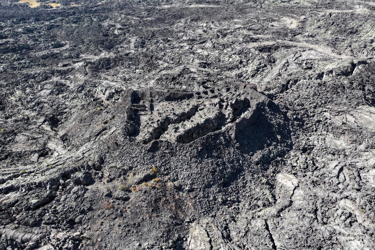 Van'ın Çaldıran ilçesinde Tendürek Dağı eteklerindeki lav kayalarının arasına inşa edilen 11 odalı...