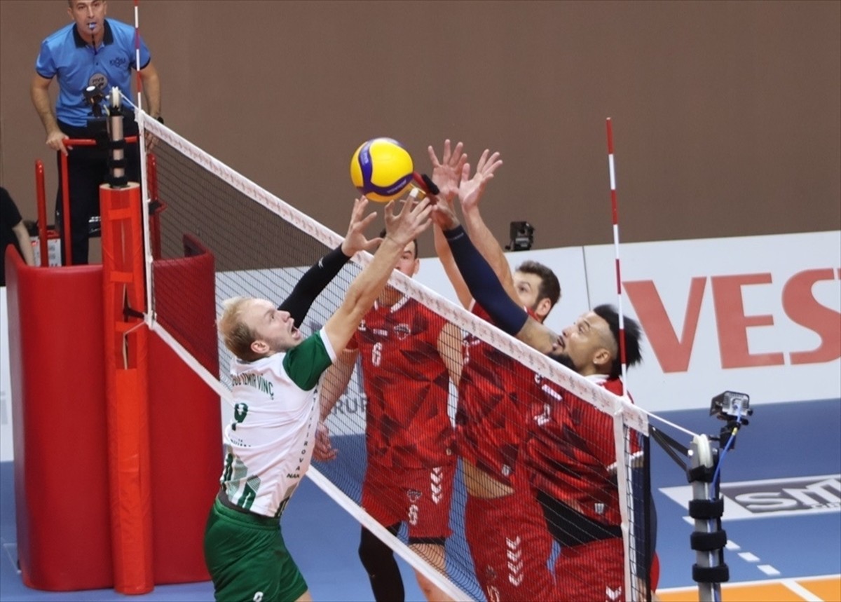 Voleybol SMS Grup Efeler Ligi'nin 2. haftasında Spor Toto ile Akkuş Belediyespor, Akkuş Kapalı...