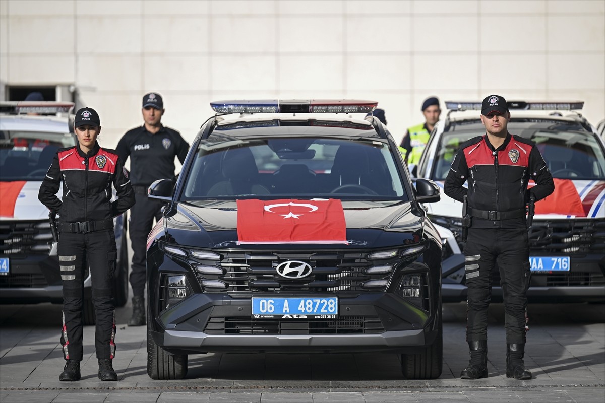 Ankara'da İl Emniyet Müdürlüğü ve İl Jandarma Komutanlığının filosuna katılan 380 araç için İl...