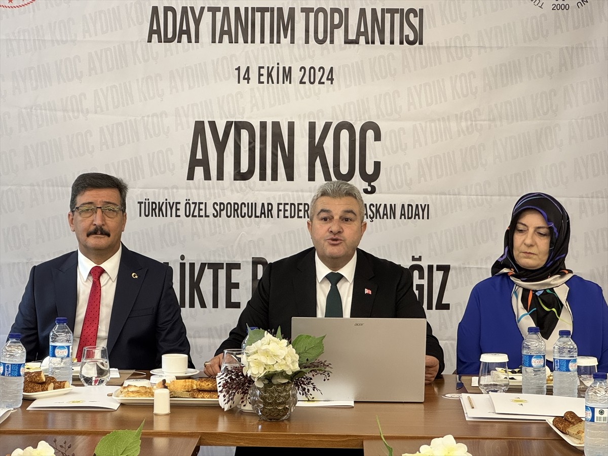 Aydın Koç (ortada), Türkiye Özel Sporcular Spor Federasyonunun (TÖSSFED) 16 Kasım'da yapılacak...