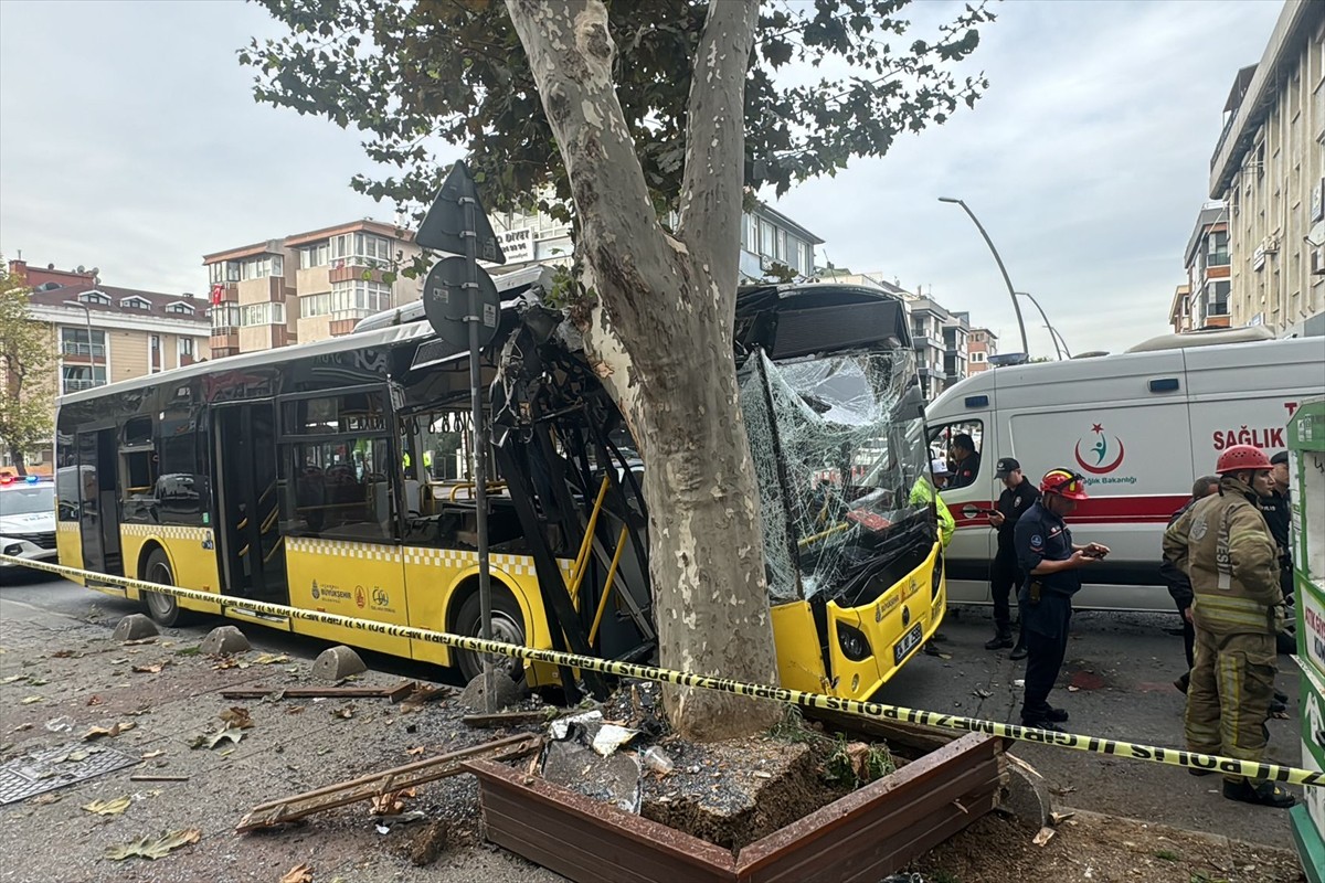 Bahçelievler'de seyir halindeki İETT otobüsünün yolun kenarındaki ağaca çarptığı kazada 7 kişi...