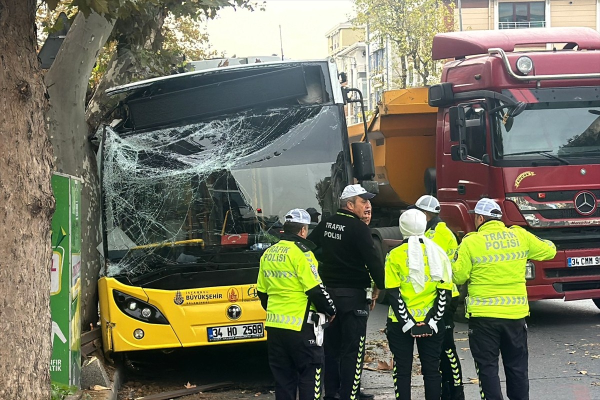 Bahçelievler'de seyir halindeki İETT otobüsünün yolun kenarındaki ağaca çarptığı kazada 7 kişi...