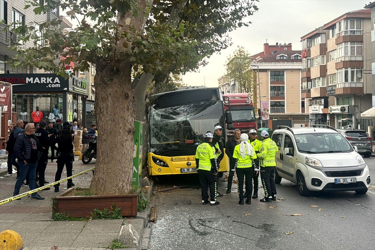 Bahçelievler'de seyir halindeki İETT otobüsünün yolun kenarındaki ağaca çarptığı kazada 7 kişi...