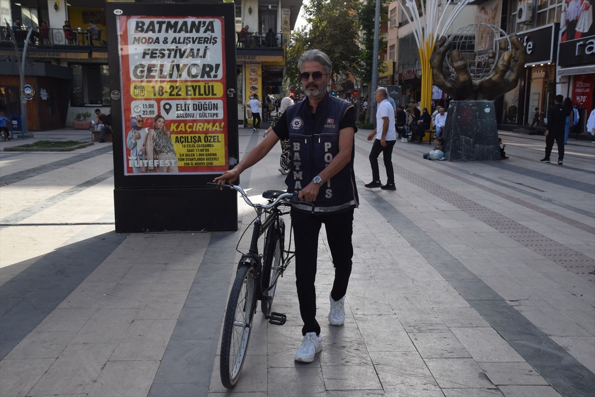 Batman da çiğ köfte satarak geçimini sağlayan ve çalınan bisikleti için "sayın hırsız" diyerek...