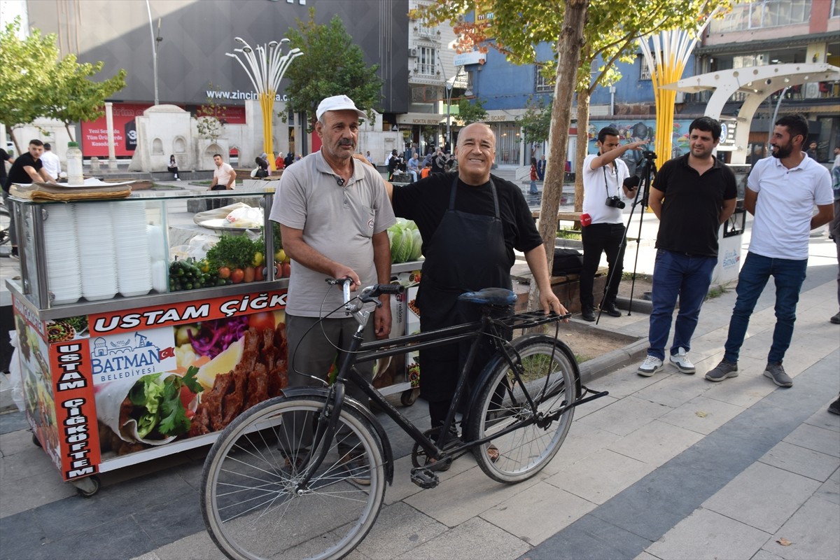 Batman da çiğ köfte satarak geçimini sağlayan ve çalınan bisikleti için "sayın hırsız" diyerek...