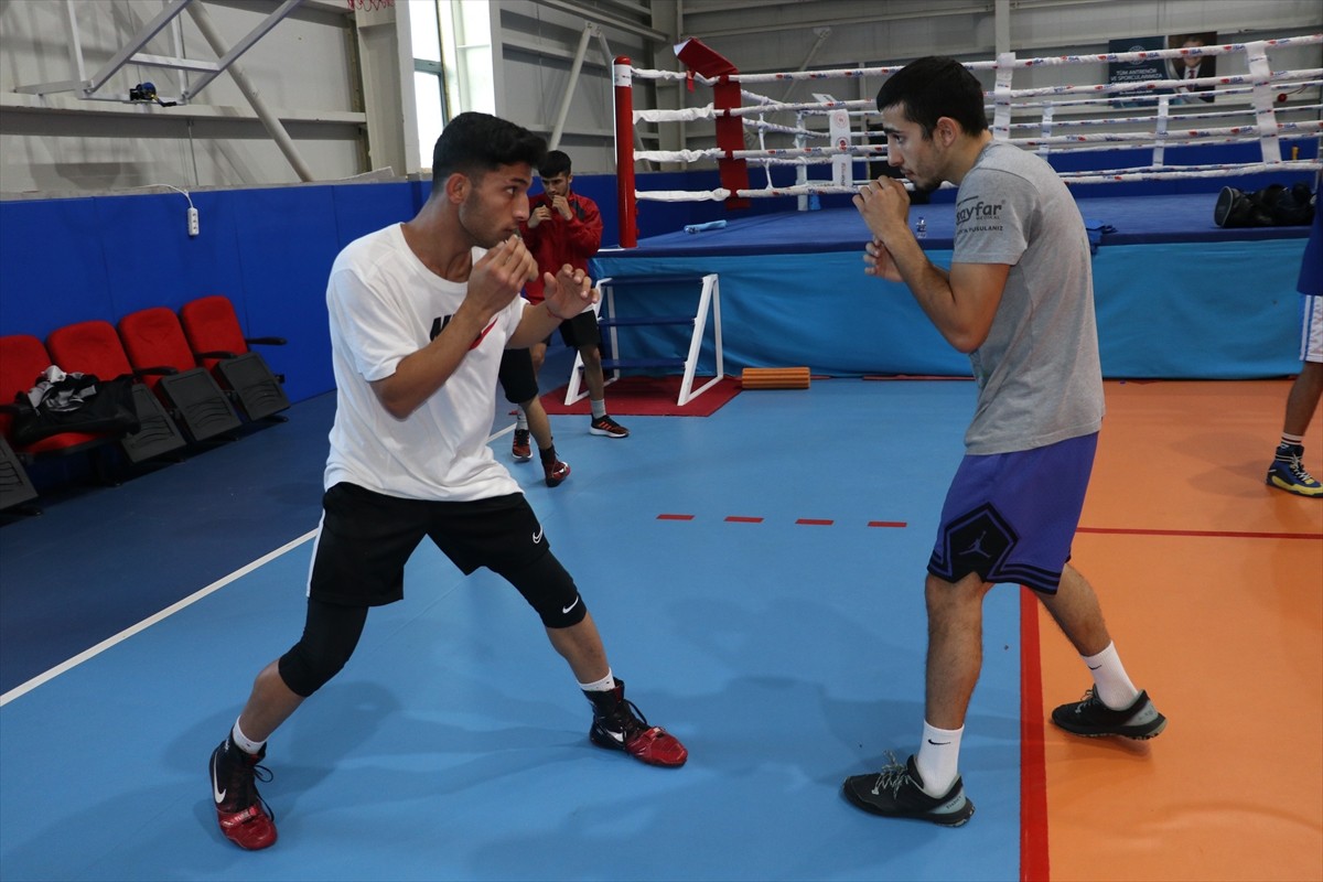 Boksa doğum gününde babasının spor salonuna götürmesiyle başlayan, kariyerinde 7 Türkiye...