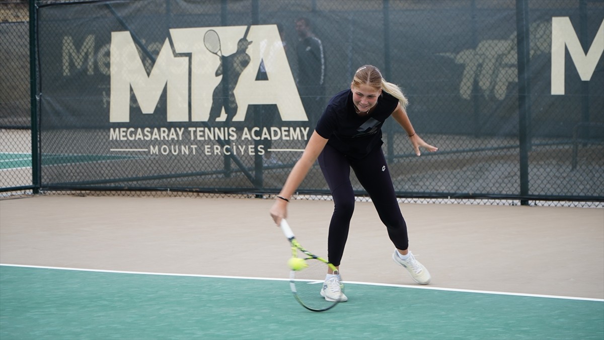 Erciyes'te gerçekleştirilen ITF Uluslararası Tenis Turnuvası, 2 bin 300 rakıma kurulan kortlarda...