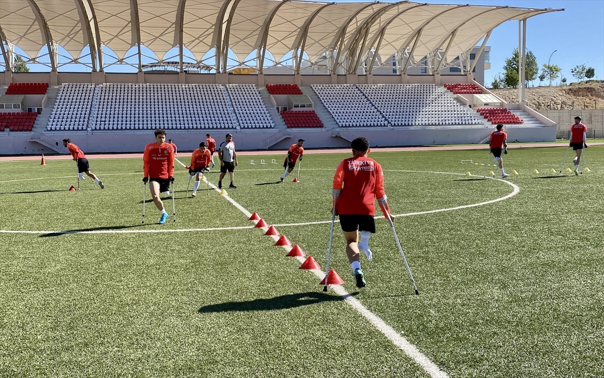 Fransa'da düzenlenen Avrupa Futbol Şampiyonası'nda üst üste üçüncü kez şampiyon olan Ampute Futbol...