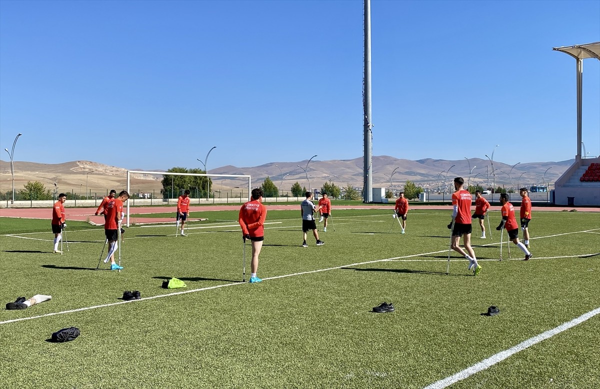 Fransa'da düzenlenen Avrupa Futbol Şampiyonası'nda üst üste üçüncü kez şampiyon olan Ampute Futbol...