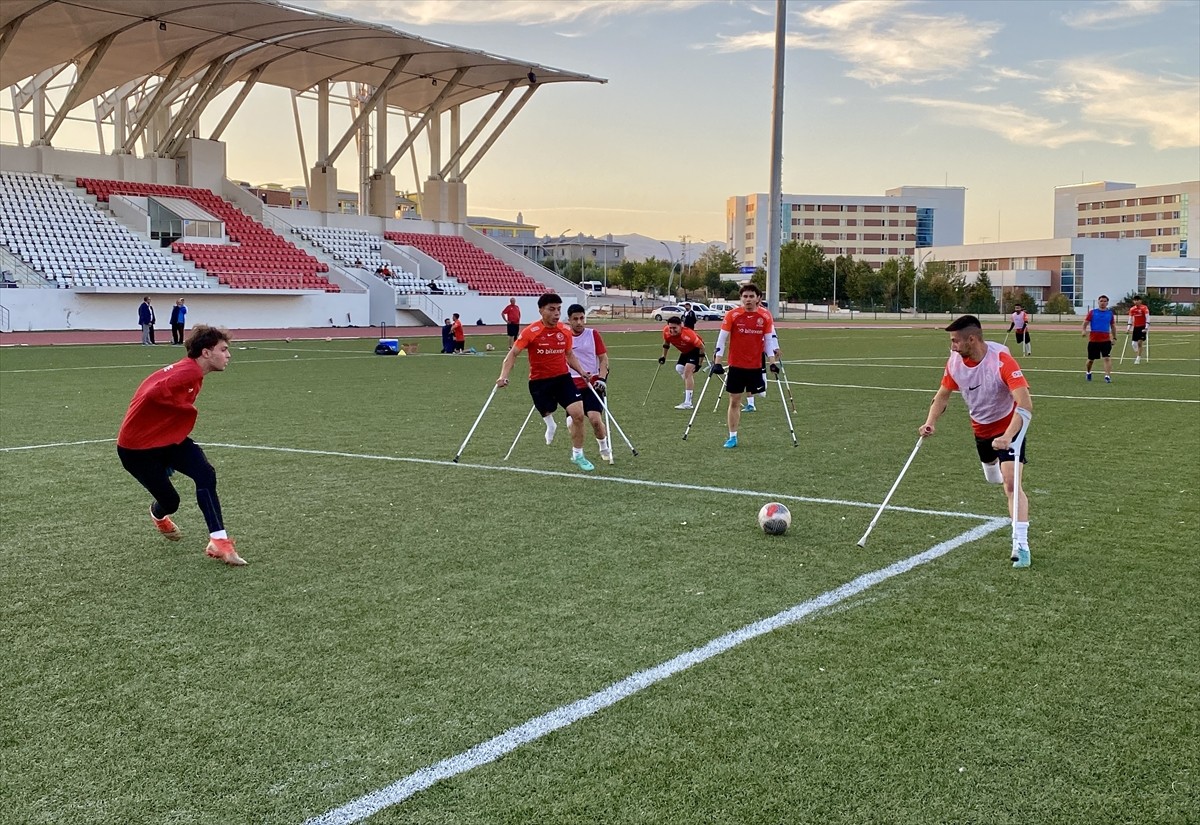 Fransa'da düzenlenen Avrupa Futbol Şampiyonası'nda üst üste üçüncü kez şampiyon olan Ampute Futbol...