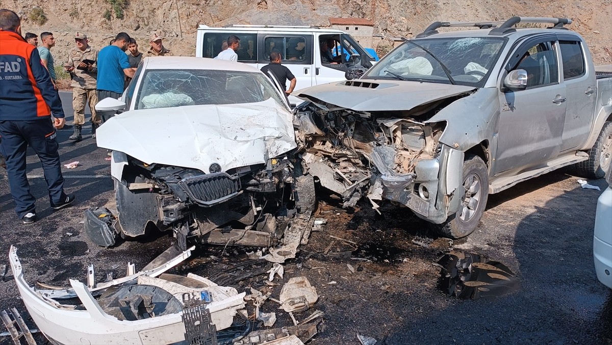 Hakkari'de pikap ile otomobilin çarpışması sonucu 6 kişi yaralandı.  