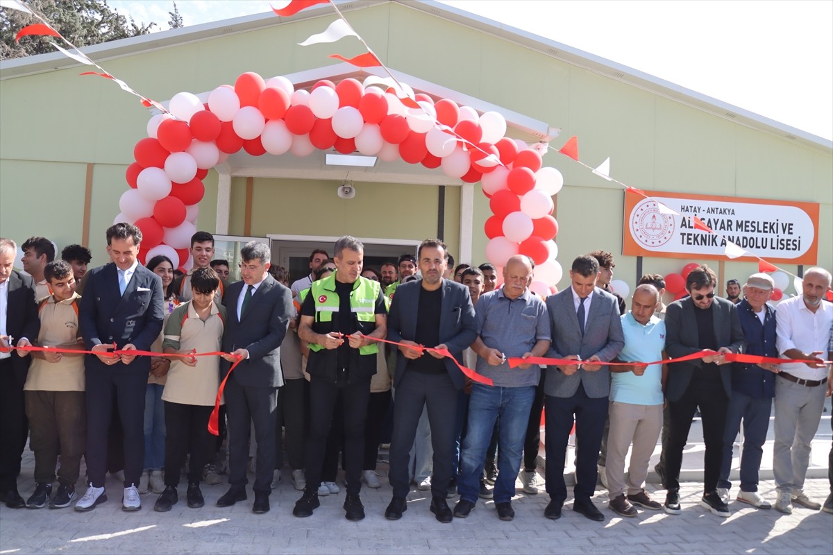 Hatay'da 6 Şubat 2023'teki depremlerde ağır hasar alması nedeniyle yıkılan lisenin hayırseverlerin...