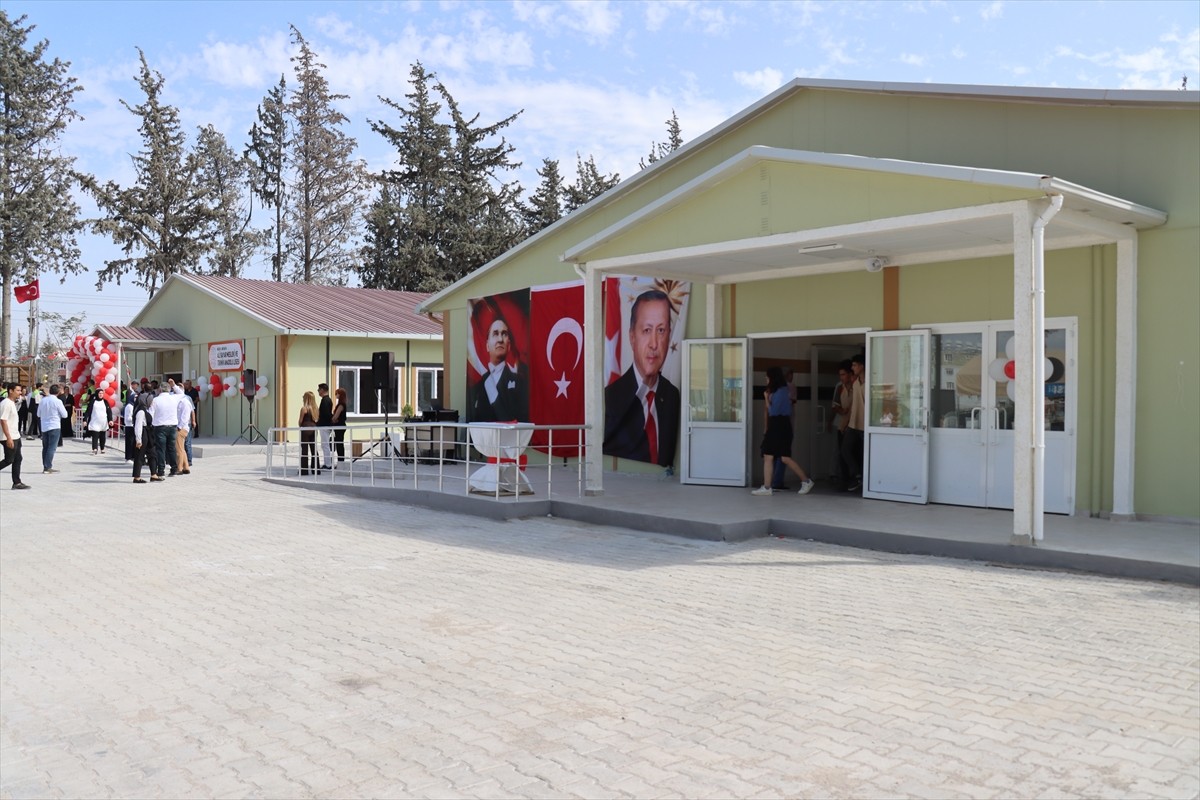 Hatay'da 6 Şubat 2023'teki depremlerde ağır hasar alması nedeniyle yıkılan lisenin hayırseverlerin...