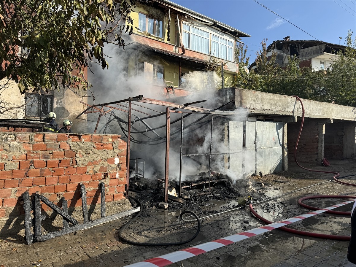 Kastamonu'da 2 ev ile garajda henüz belirlenemeyen nedenle çıkan yangın itfaiye ekiplerince...