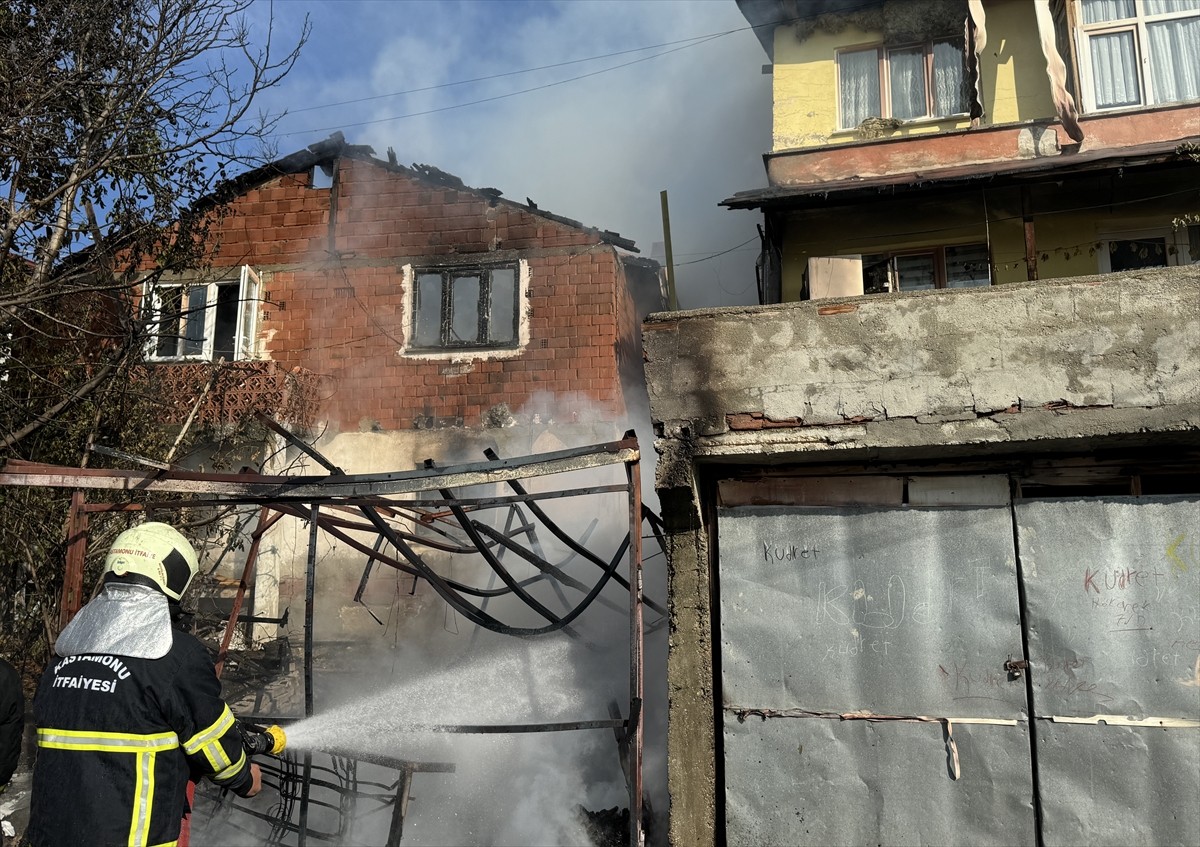 Kastamonu'da 2 ev ile garajda henüz belirlenemeyen nedenle çıkan yangın itfaiye ekiplerince...