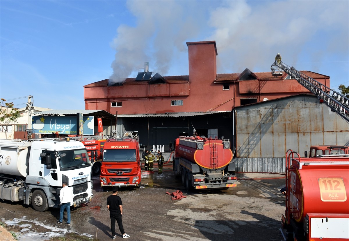 Kırıkkale'de, Yenimahalle Mermerciler Sitesi'nde bulunan tekstil atölyesinde çıkan ve kontrol...