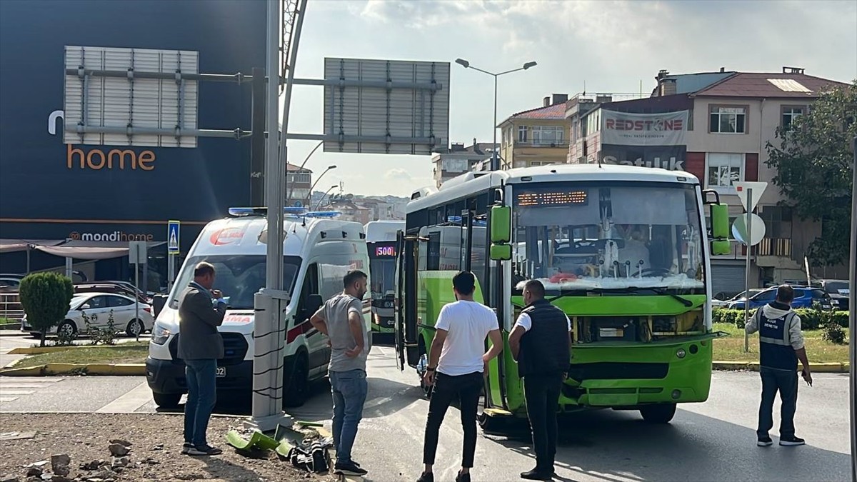 Kocaeli'nin Gebze ilçesinde halk otobüsü ile otomobilin çarpıştığı kazada 4 kişi...