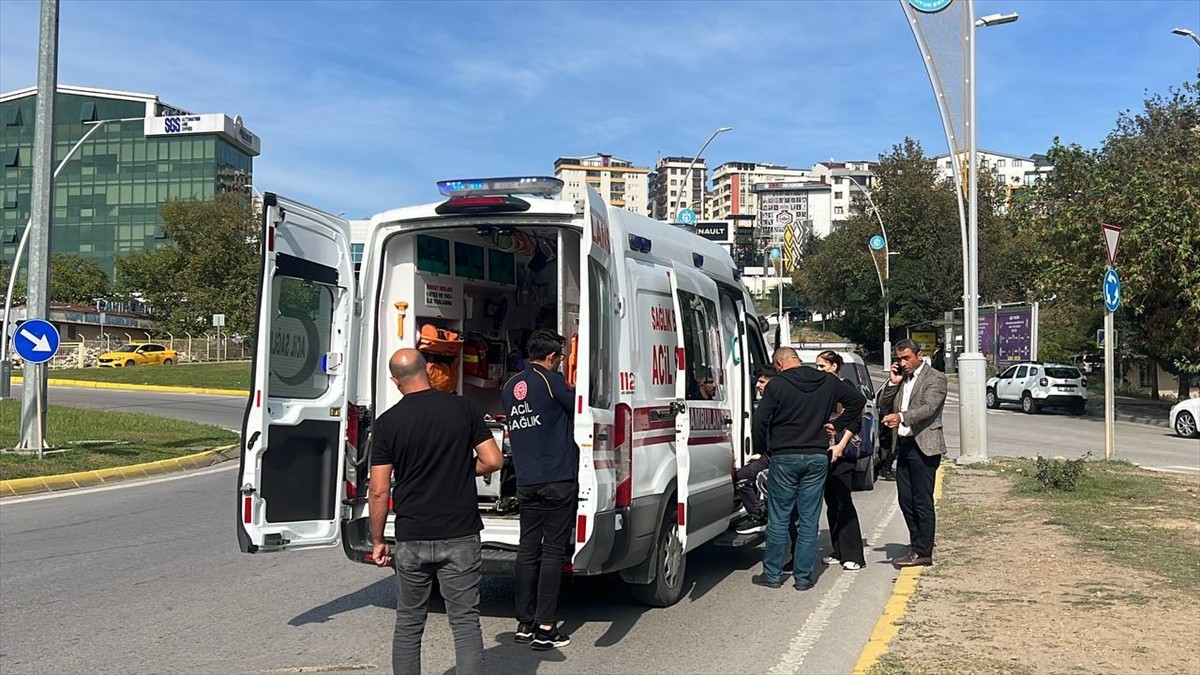 Kocaeli'nin Gebze ilçesinde halk otobüsü ile otomobilin çarpıştığı kazada 4 kişi...