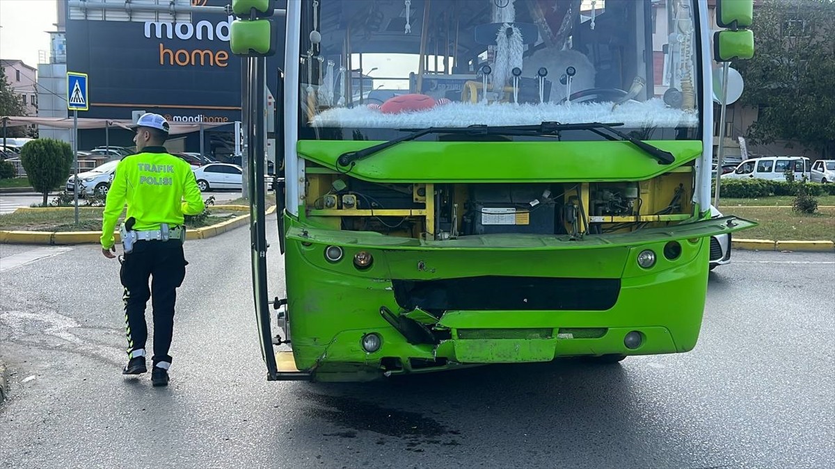 Kocaeli'nin Gebze ilçesinde halk otobüsü ile otomobilin çarpıştığı kazada 4 kişi...