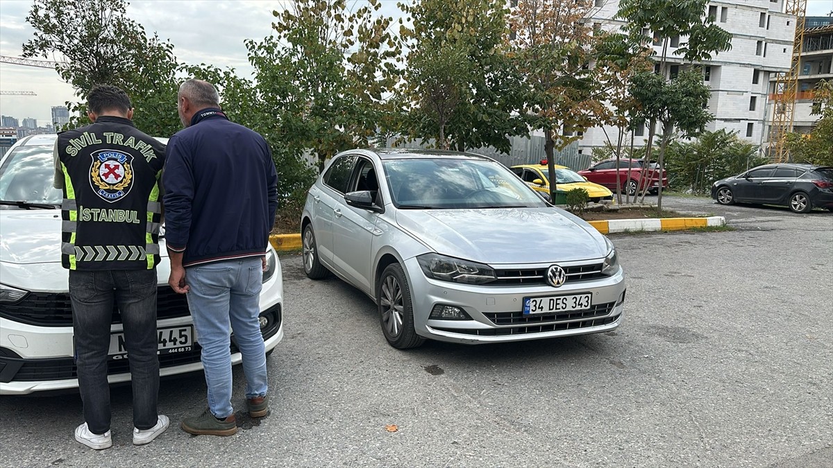 Maltepe'de, düğün konvoyunda araçlarıyla trafiği tehlikeye düşüren iki sürücüye 37 bin 879 lira...