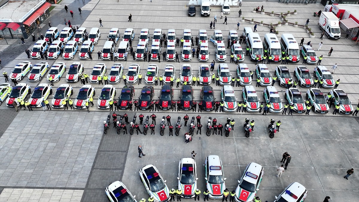 Sakarya İl Emniyet Müdürlüğü ve İl Jandarma Komutanlığına tahsis edilen 93 yeni araç hizmete...