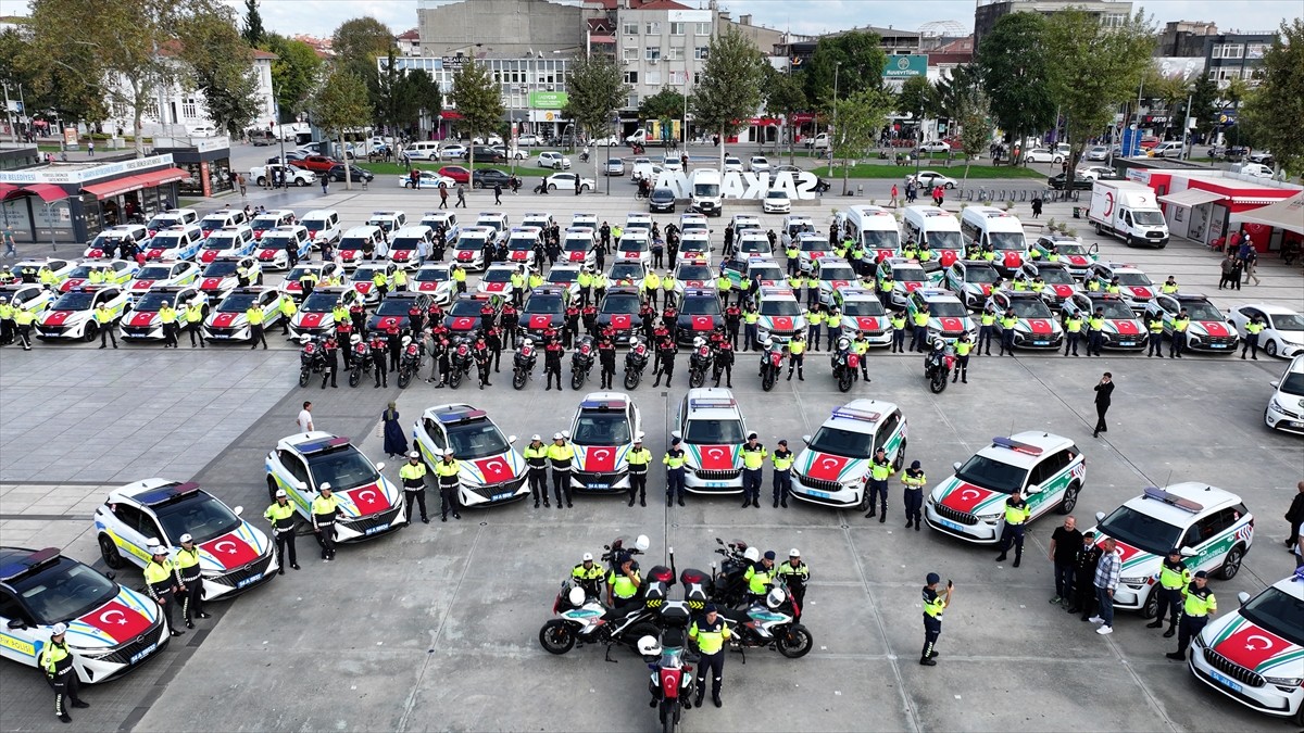 Sakarya İl Emniyet Müdürlüğü ve İl Jandarma Komutanlığına tahsis edilen 93 yeni araç hizmete...