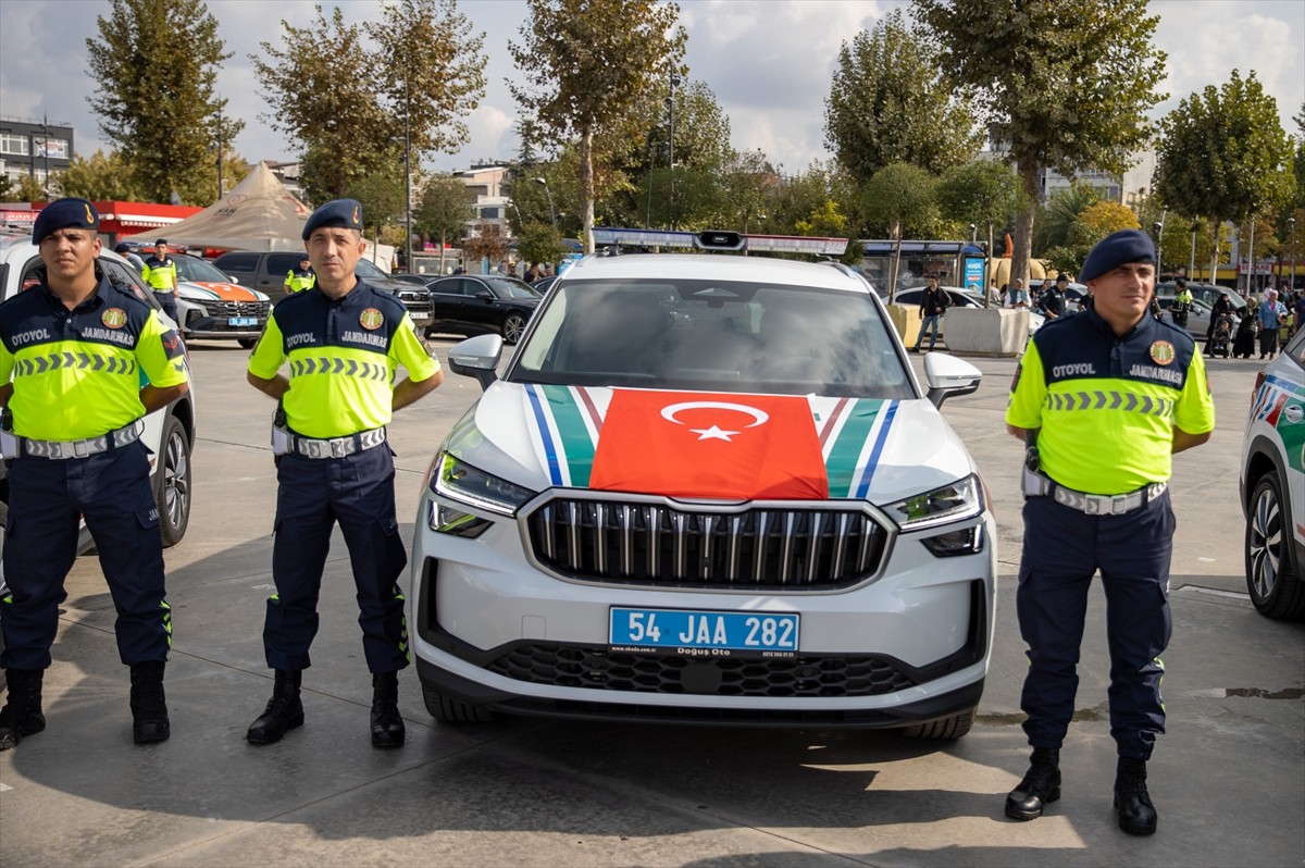 Sakarya İl Emniyet Müdürlüğü ve İl Jandarma Komutanlığına tahsis edilen 93 yeni araç hizmete...