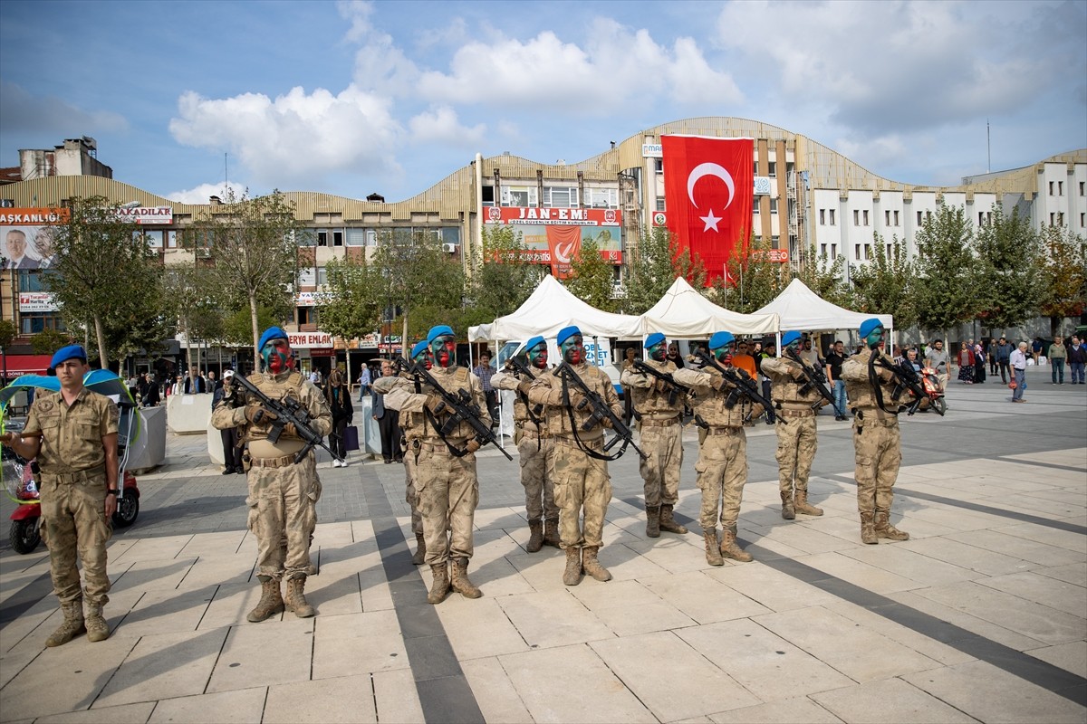 Sakarya İl Emniyet Müdürlüğü ve İl Jandarma Komutanlığına tahsis edilen 93 yeni araç hizmete...