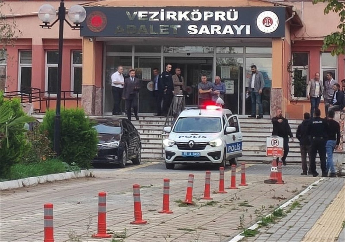 Samsun'un Vezirköprü ilçesinde ayrıldığı kadını bıçaklayarak öldüren, kızını da yaralayan zanlı...