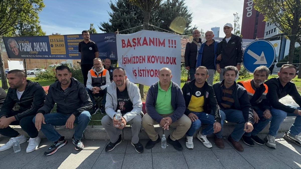 Şişli Belediyesi'nde işten çıkarılan işçiler, belediye binası önünde oturma eylemi...