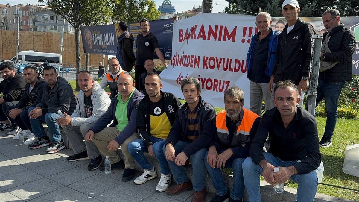 Şişli Belediyesi'nde işten çıkarılan işçiler, belediye binası önünde oturma eylemi...