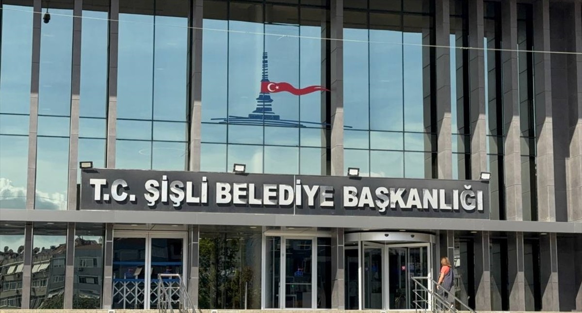 Şişli Belediyesi'nde işten çıkarılan işçiler, belediye binası önünde oturma eylemi...