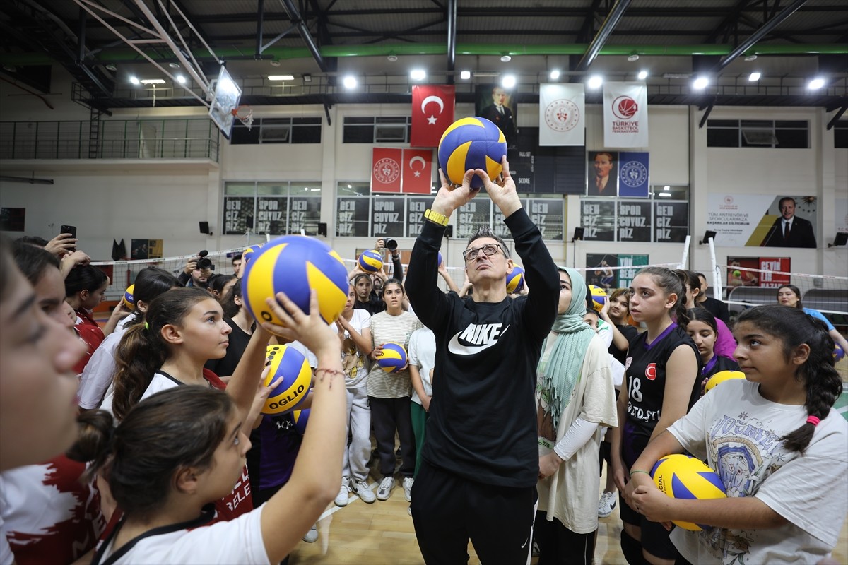 VakıfBank Kadın Voleybol Takımı Başantrenörü Giovanni Guidetti’nin kız çocukları için hayata...