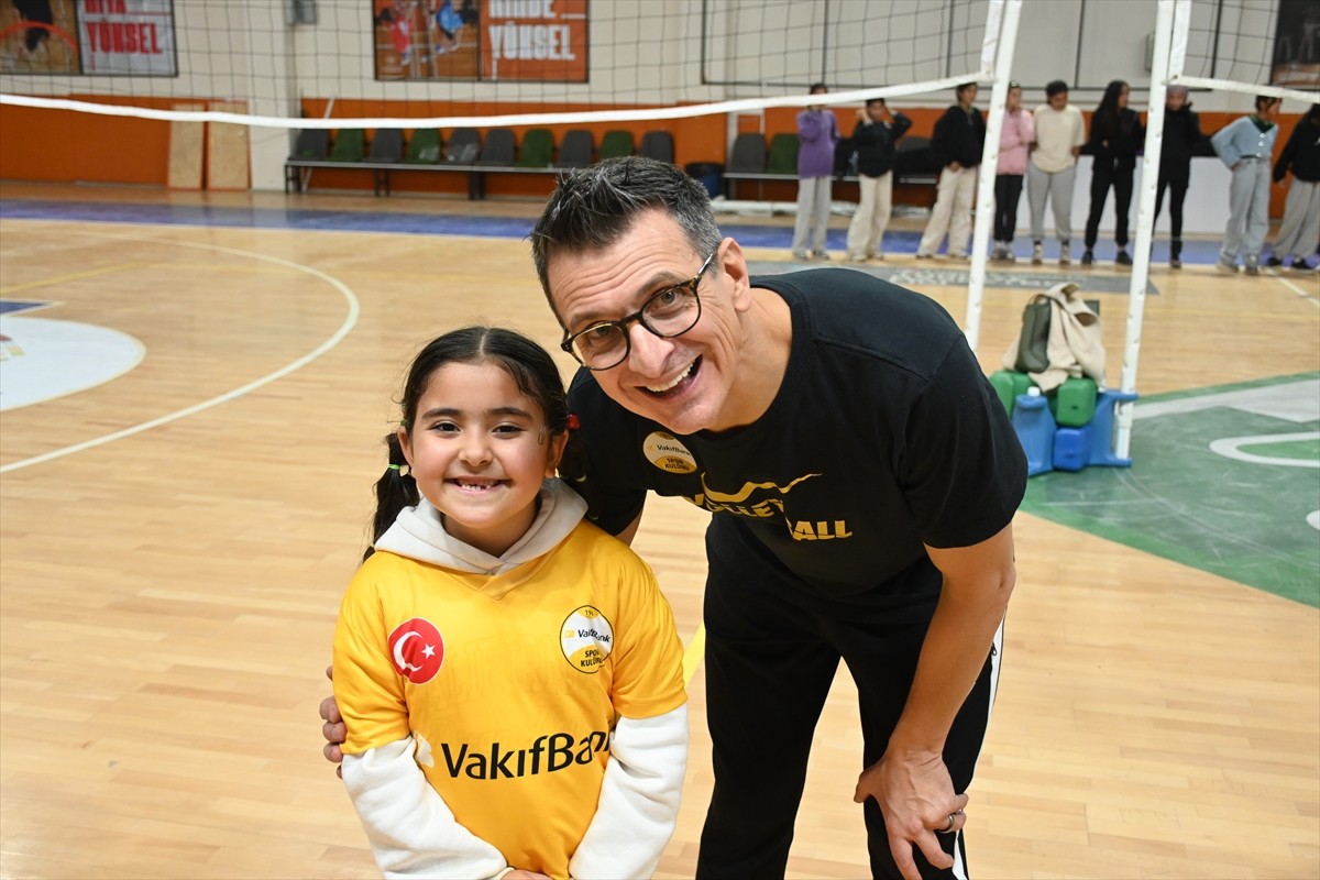 VakıfBank Kadın Voleybol Takımı Başantrenörü Giovanni Guidetti’nin kız çocukları için hayata...