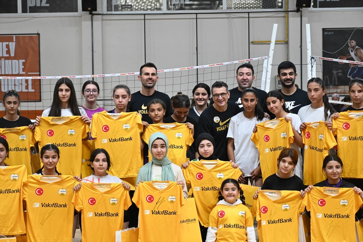 VakıfBank Kadın Voleybol Takımı Başantrenörü Giovanni Guidetti’nin kız çocukları için hayata...