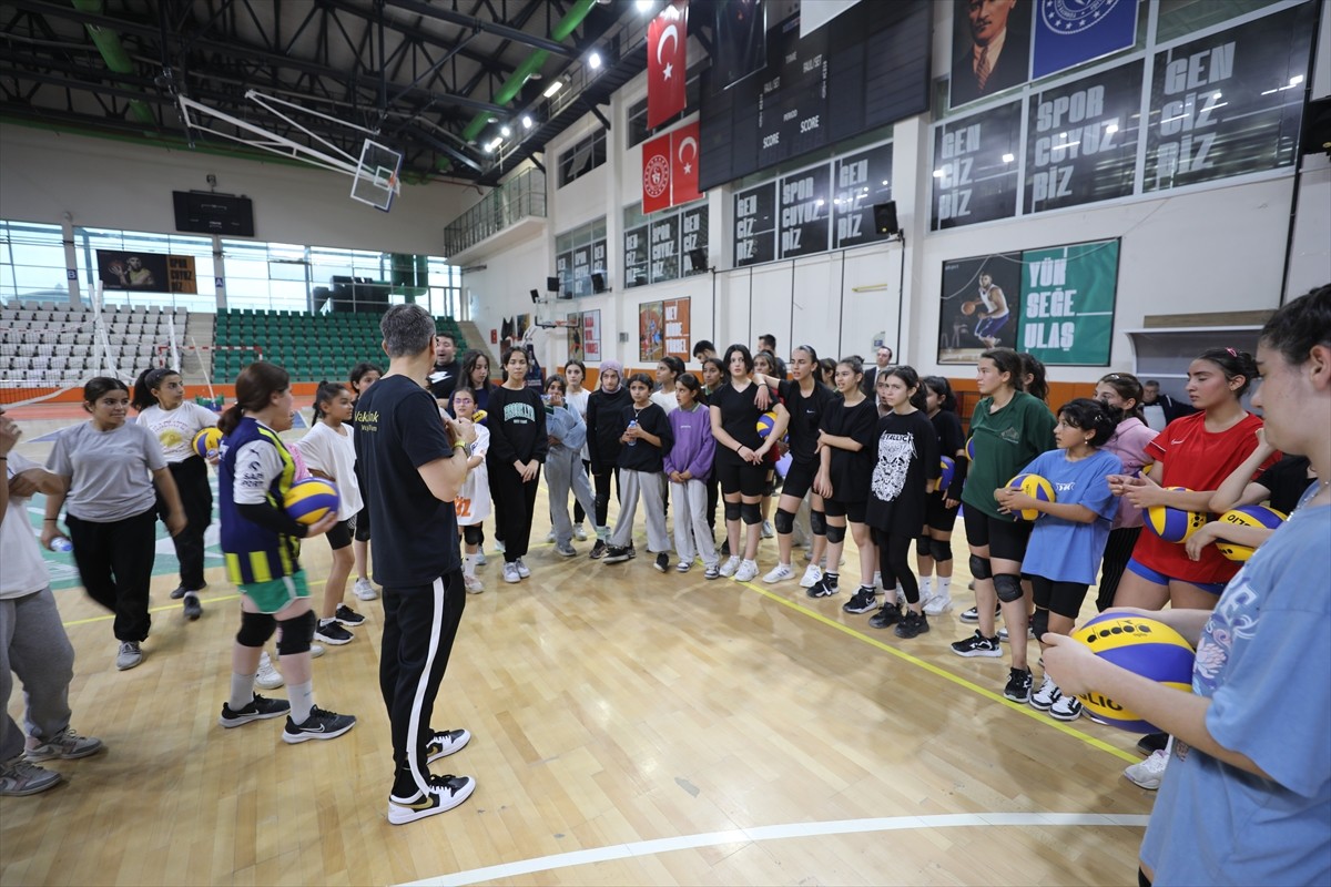 VakıfBank Kadın Voleybol Takımı Başantrenörü Giovanni Guidetti’nin kız çocukları için hayata...