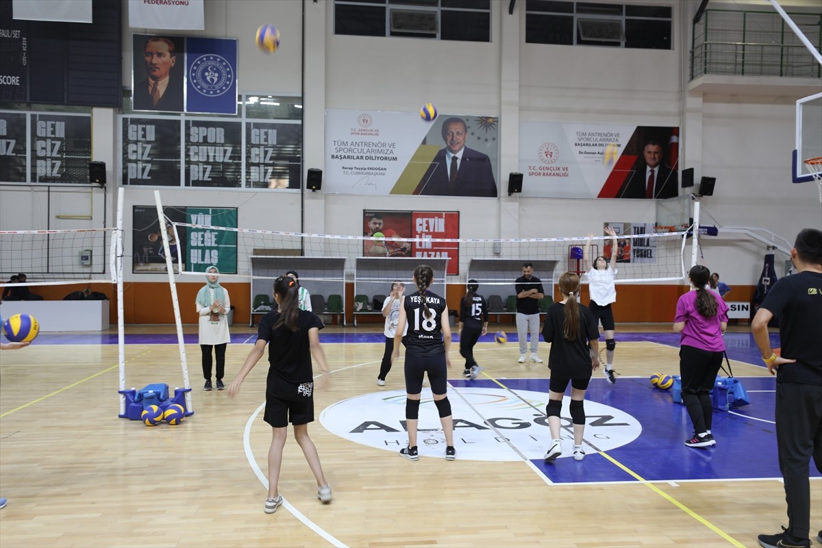 VakıfBank Kadın Voleybol Takımı Başantrenörü Giovanni Guidetti’nin kız çocukları için hayata...