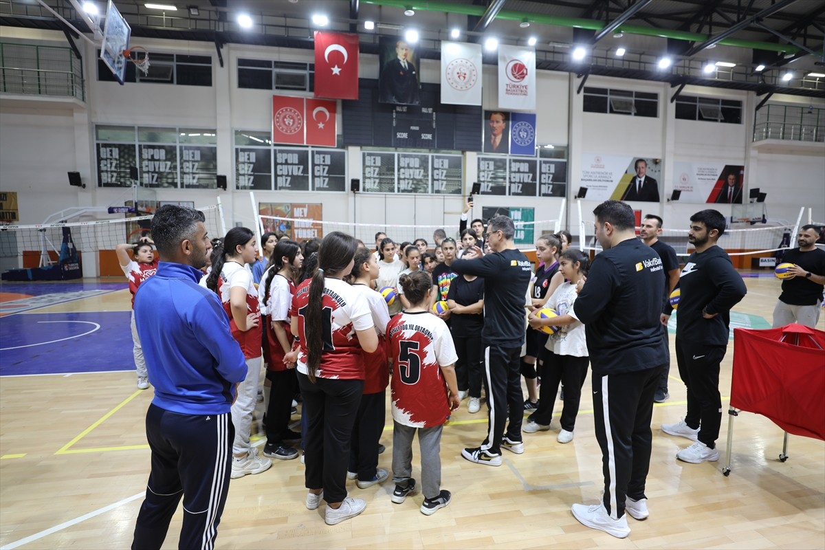 VakıfBank Kadın Voleybol Takımı Başantrenörü Giovanni Guidetti’nin kız çocukları için hayata...