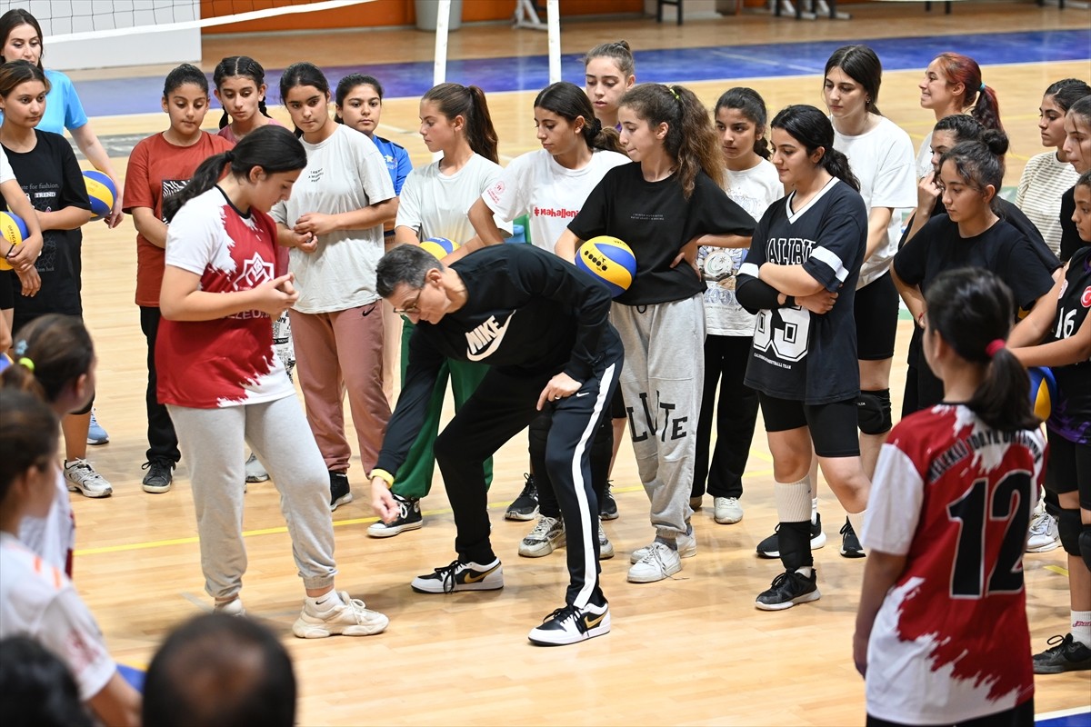 VakıfBank Kadın Voleybol Takımı Başantrenörü Giovanni Guidetti’nin kız çocukları için hayata...