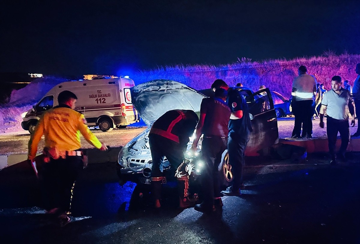 Adıyaman'ın Kahta ilçesinde iki otomobilin çarpışması sonucu 6 kişi yaralandı. Ekipler kaza...