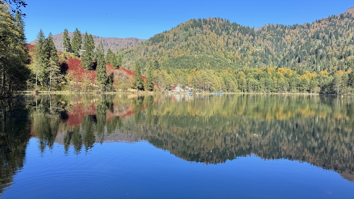 Artvin'de yerli ve yabancı turistlerin en çok ziyaret ettiği yerler arasındaki Borçka Karagöl...