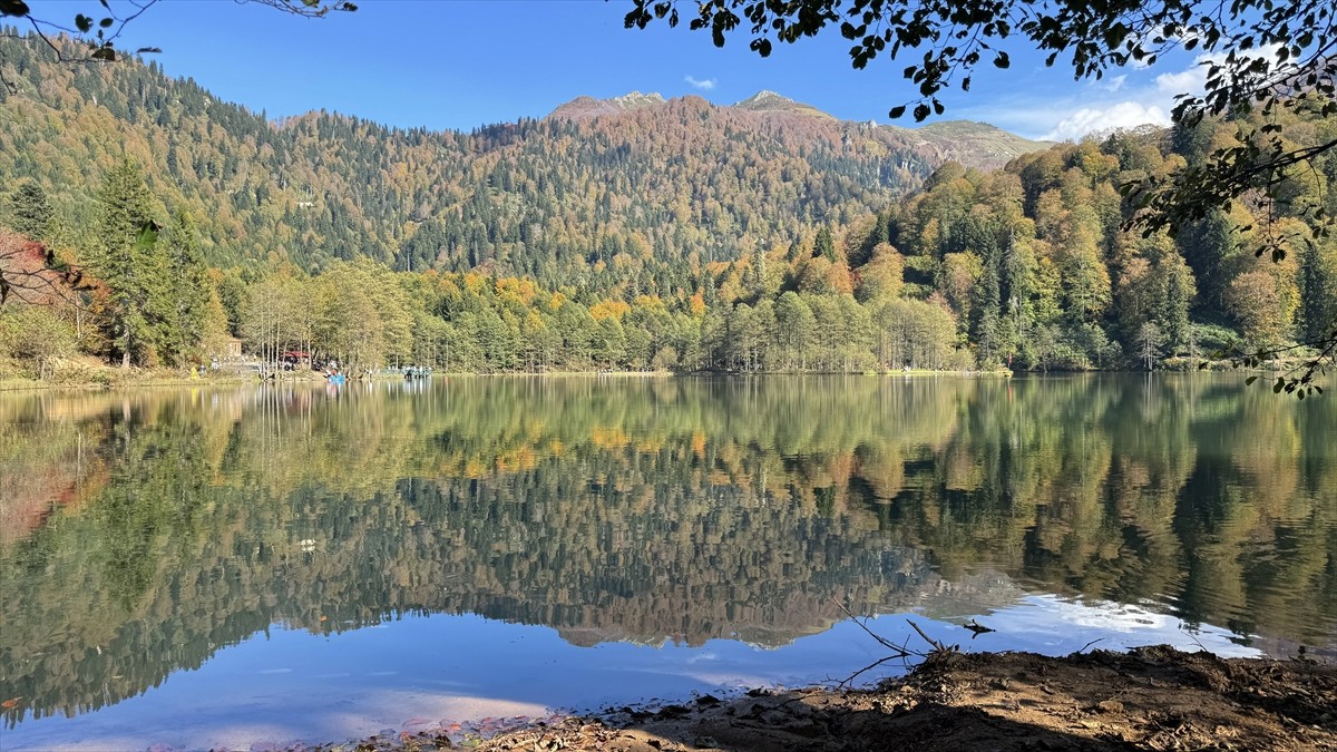 Artvin'de yerli ve yabancı turistlerin en çok ziyaret ettiği yerler arasındaki Borçka Karagöl...