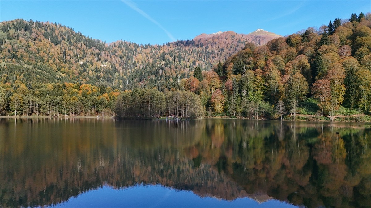 Artvin'de yerli ve yabancı turistlerin en çok ziyaret ettiği yerler arasındaki Borçka Karagöl...