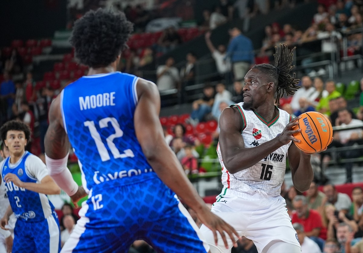 Basketbol Şampiyonlar Ligi C Grubu ikinci hafta maçında Karşıyaka, Fransız ekibi Saint-Quentin'le...