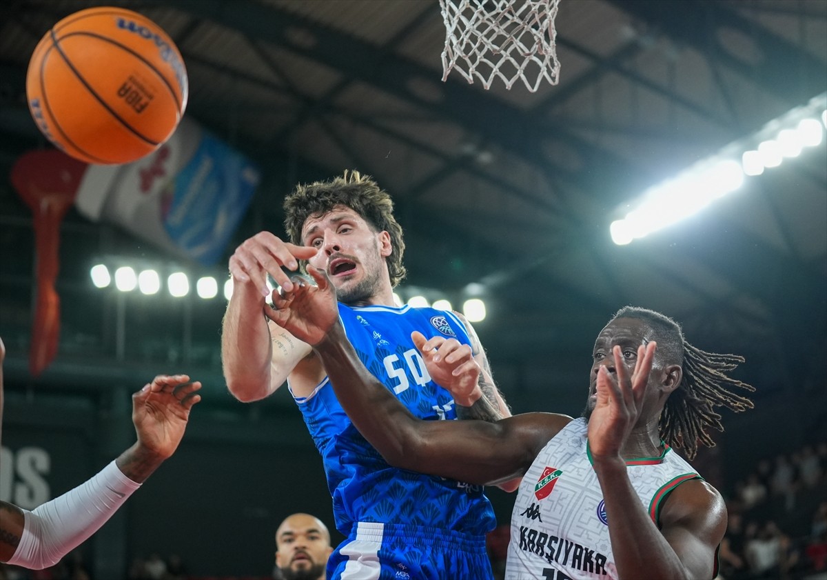 Basketbol Şampiyonlar Ligi C Grubu ikinci hafta maçında Karşıyaka, Fransız ekibi Saint-Quentin'le...