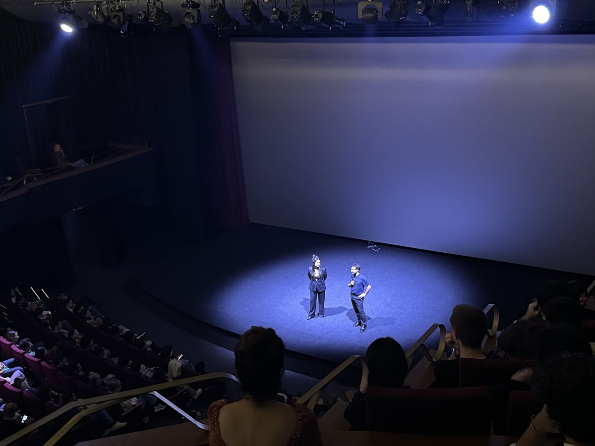 Burak Çevik'in yönettiği, Adana Altın Koza Film Festivali'nde "En İyi Yönetmen" olmak üzere 3 ödül...