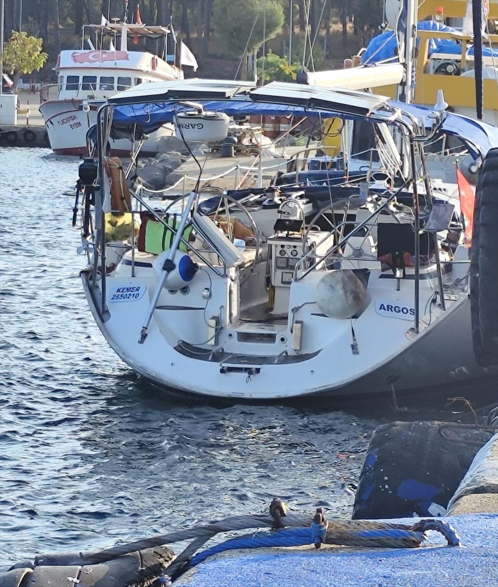 Çanakkale'nin Eceabat ilçesi açıklarında 79 düzensiz göçmen ile bu kişilerin yurt dışına...