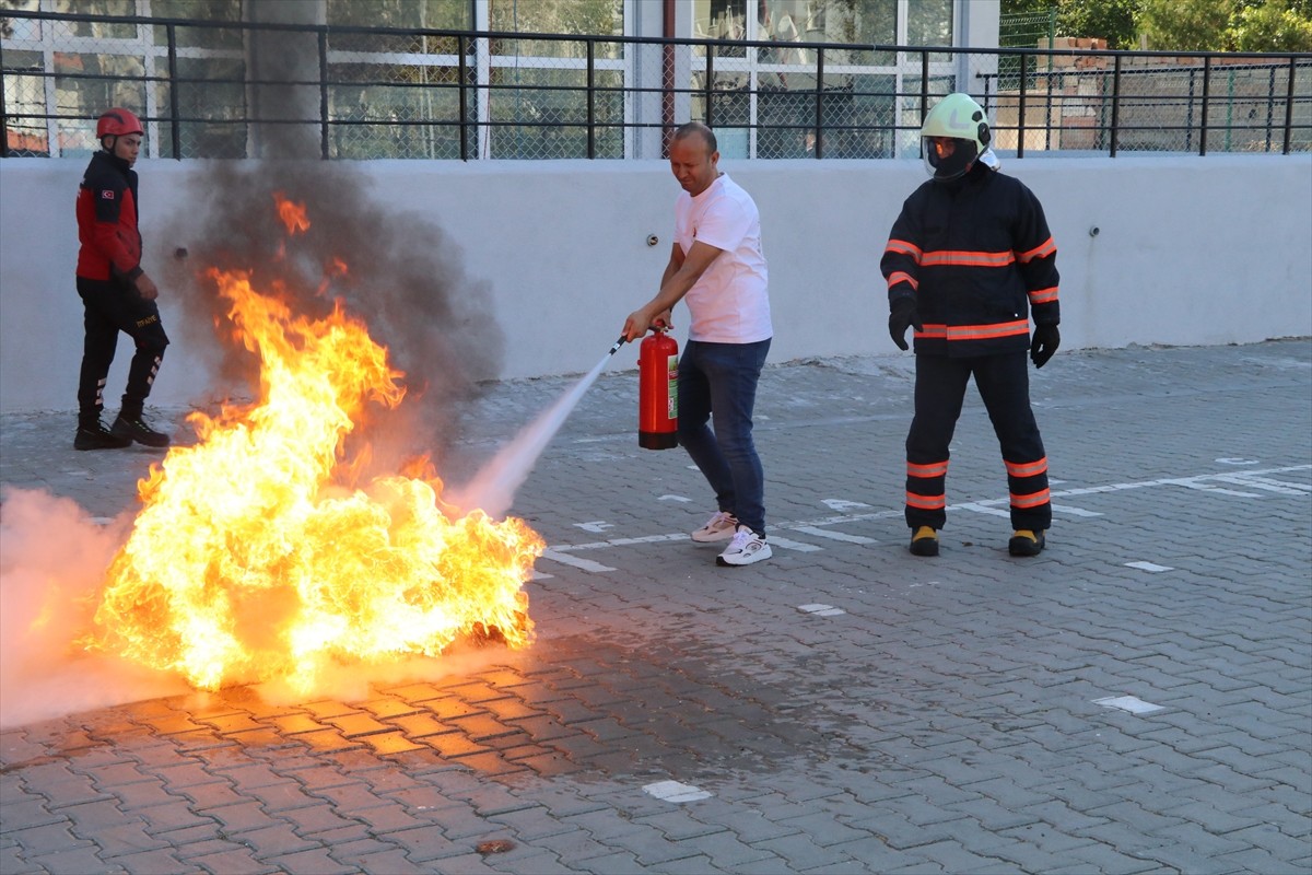 Çankırı'da 13 Ekim Uluslararası Afet Risklerinin Azaltılması Günü dolayısıyla deprem, yangın ve...