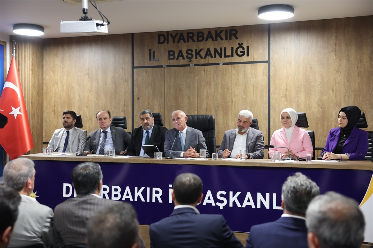 Çeşitli temaslarda bulunmak için Diyarbakır'a gelen AK Parti Genel Başkan Yardımcısı Yusuf Ziya...